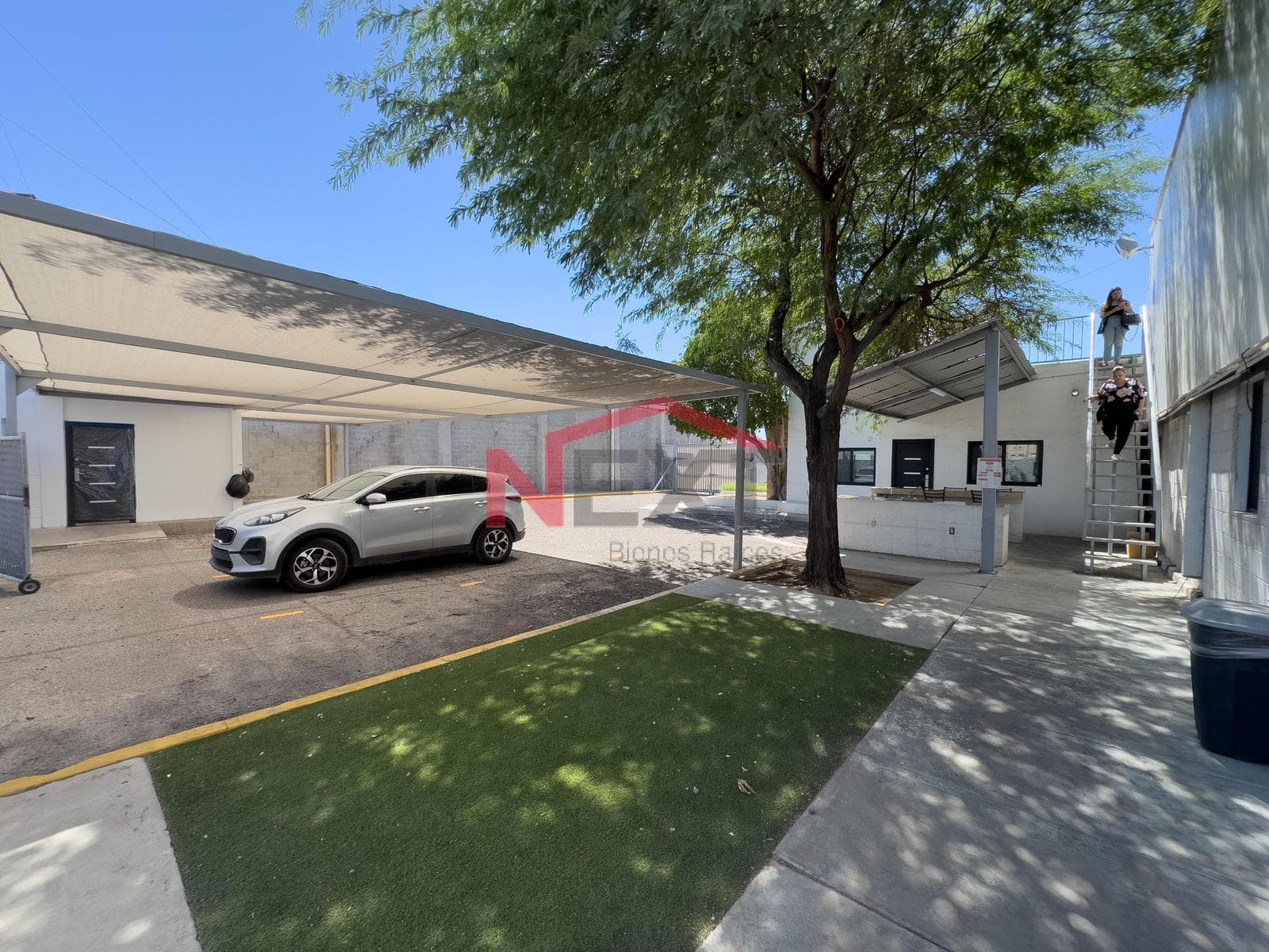 WAREHOUSE FOR SALE IN AN INDUSTRIAL PARK