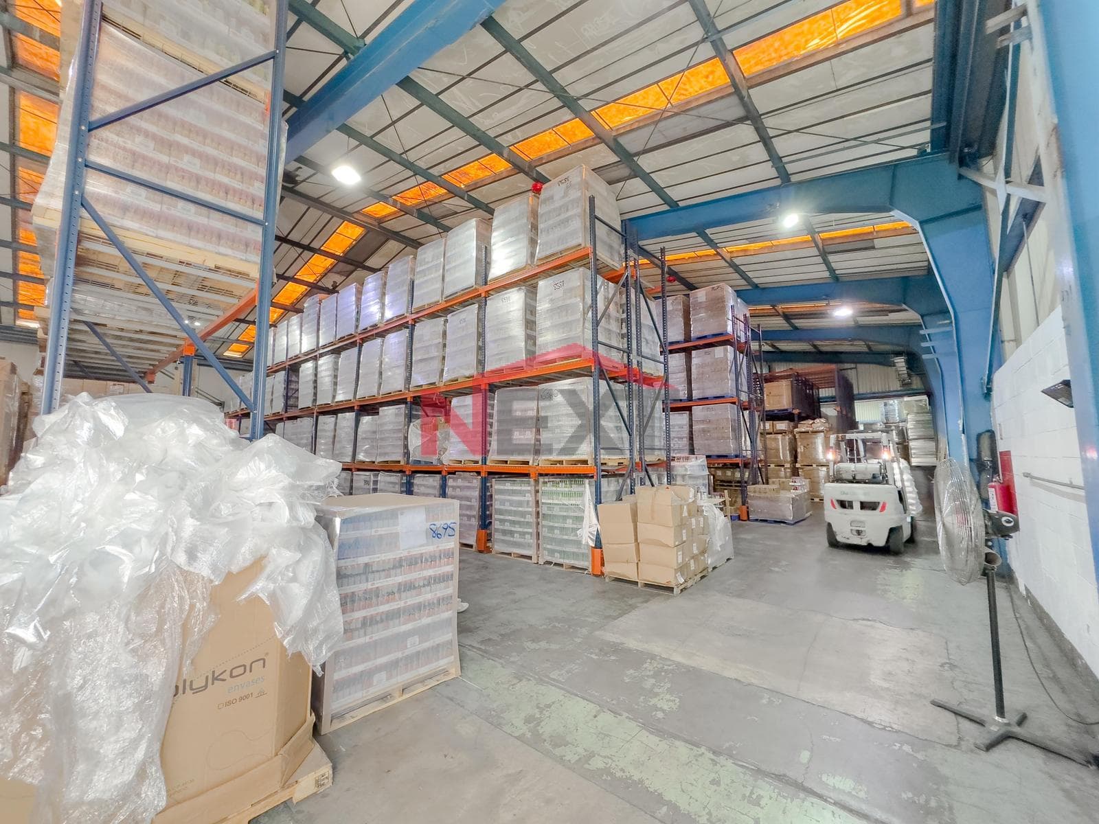 WAREHOUSE FOR SALE IN AN INDUSTRIAL PARK