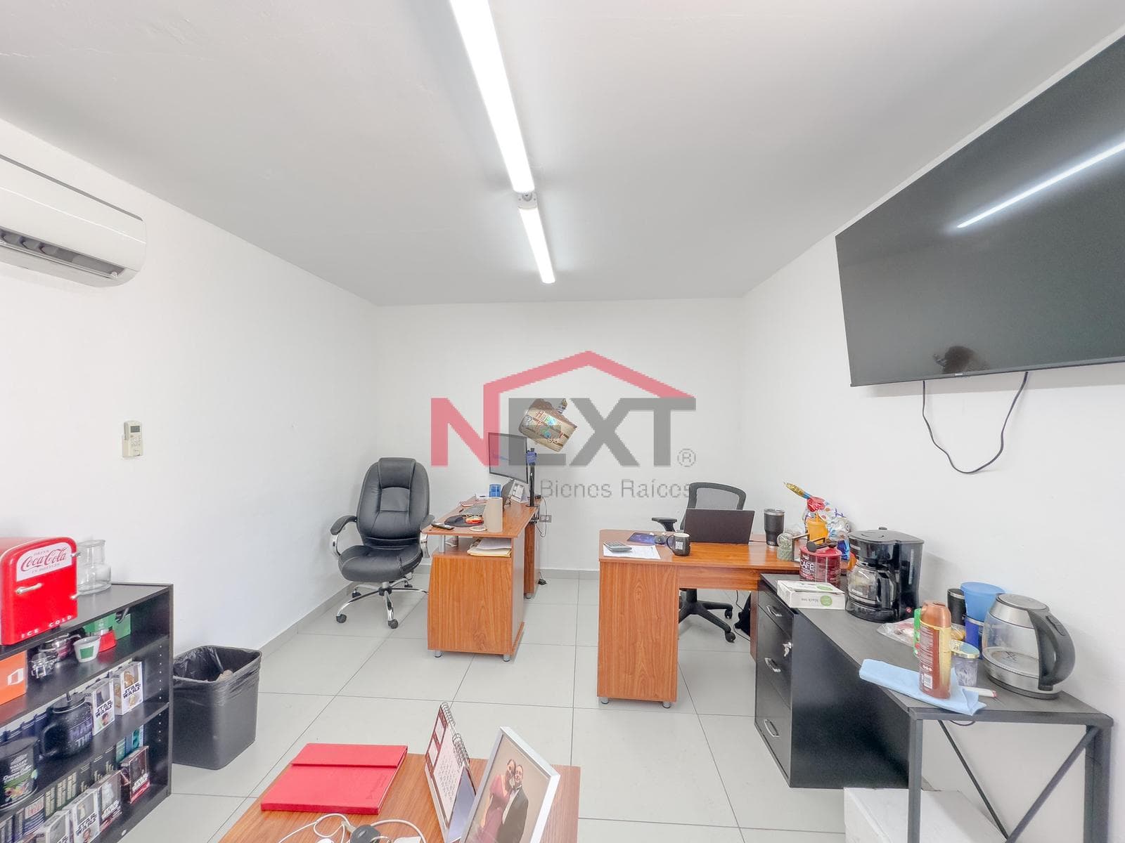 WAREHOUSE FOR SALE IN AN INDUSTRIAL PARK