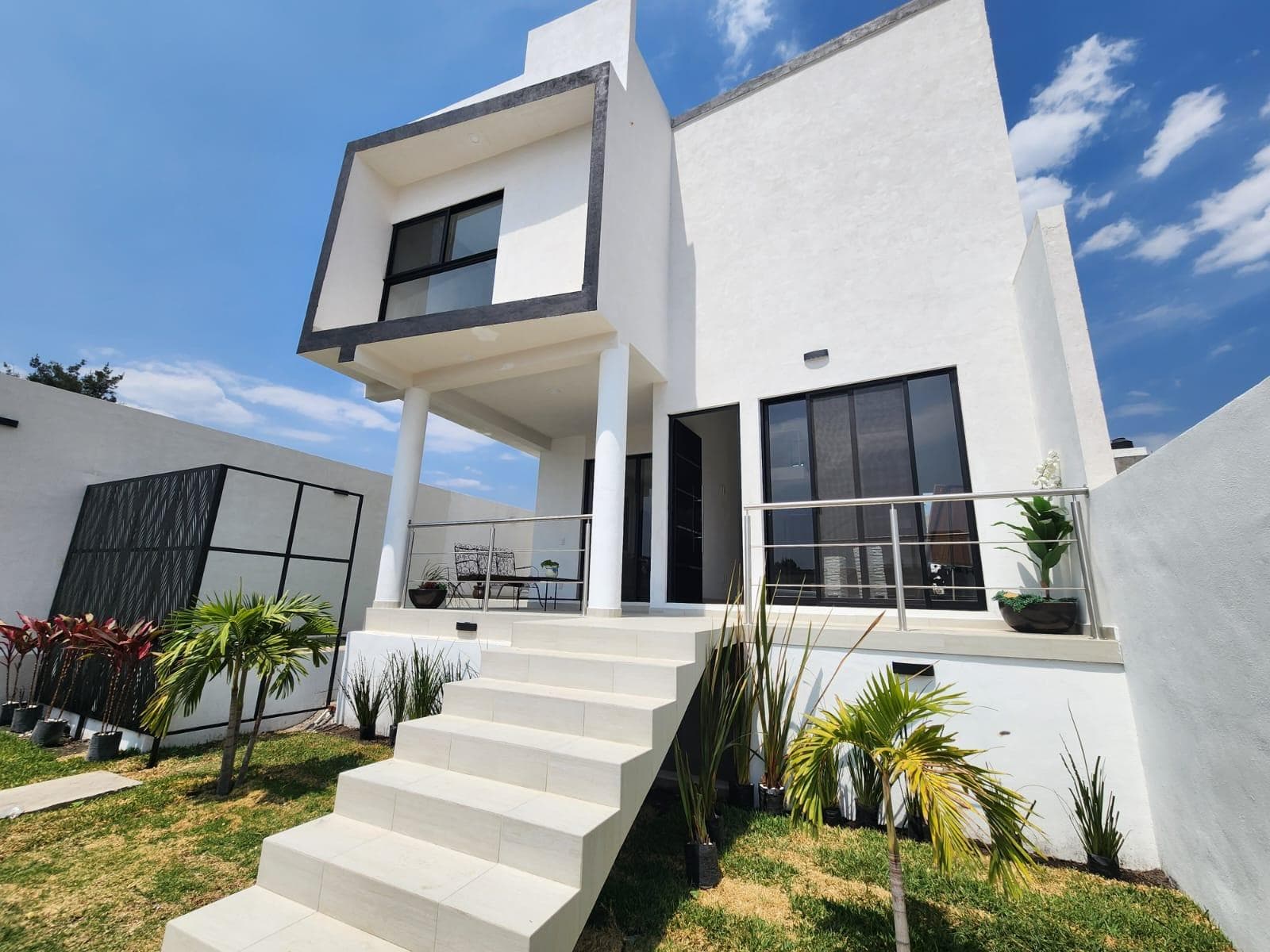 House for sale in a gated community, Paseo del Conquistador, Cuernavaca, features
