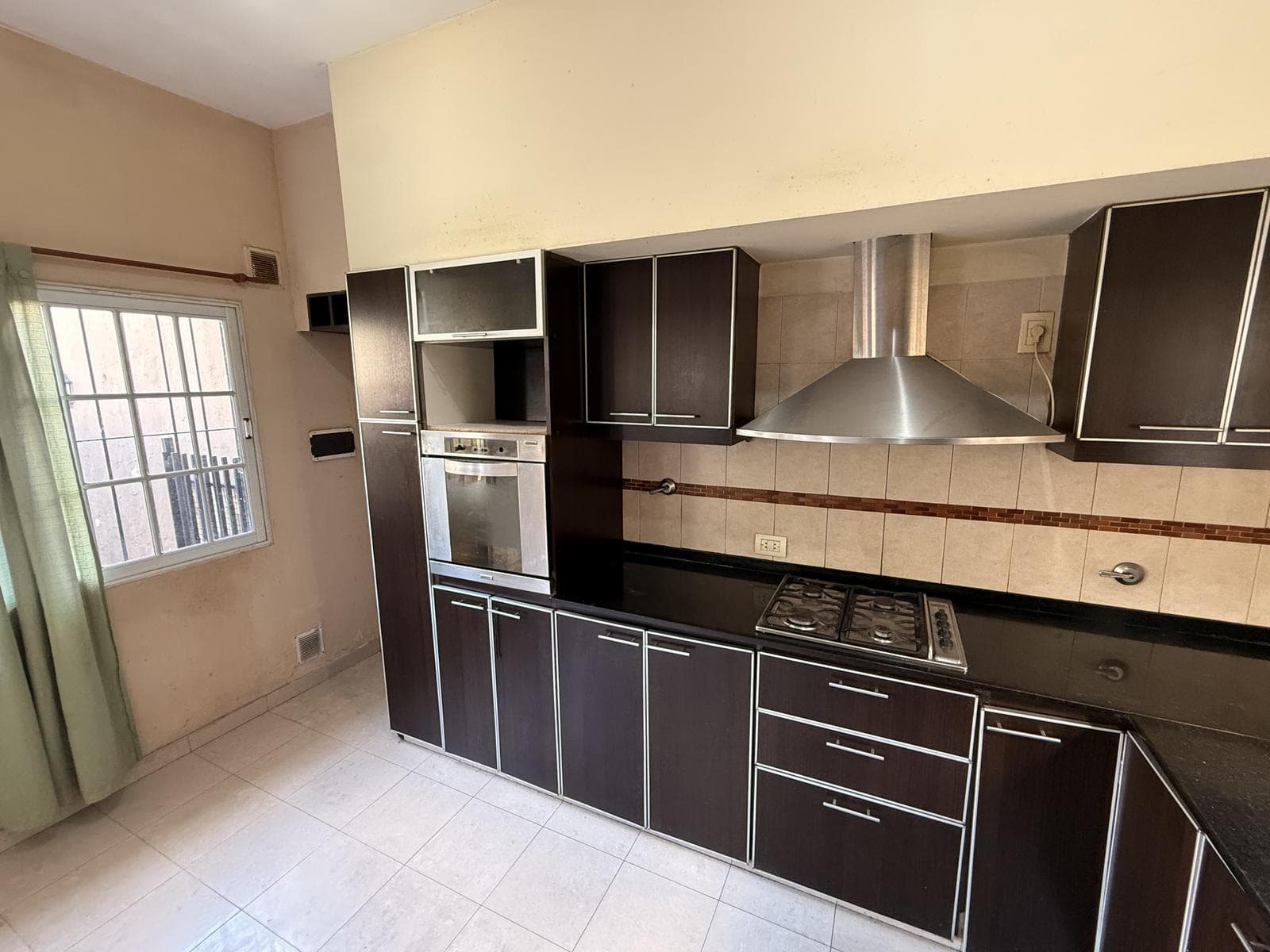 FOR SALE: 4-room townhouse with a PATIO and GRILL in Caseros—NO MAINTENANCE FEES