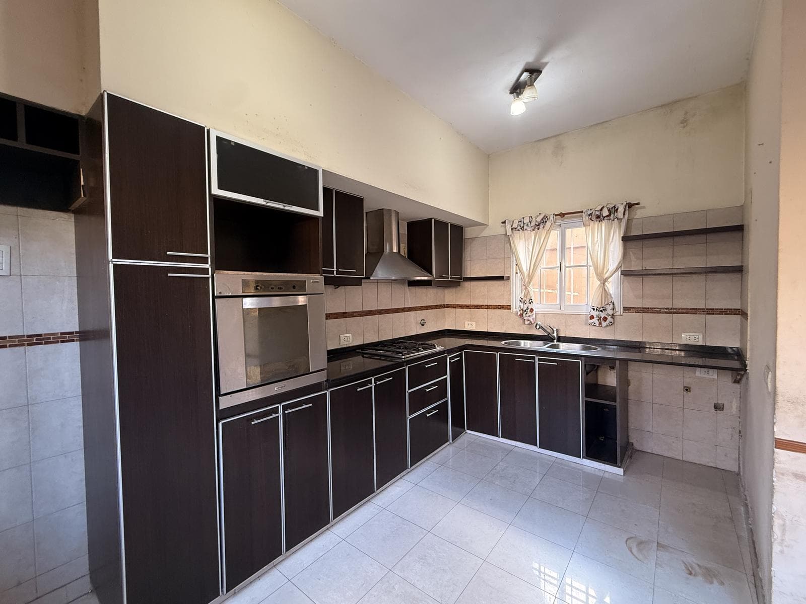 FOR SALE: 4-room townhouse with a PATIO and GRILL in Caseros—NO MAINTENANCE FEES