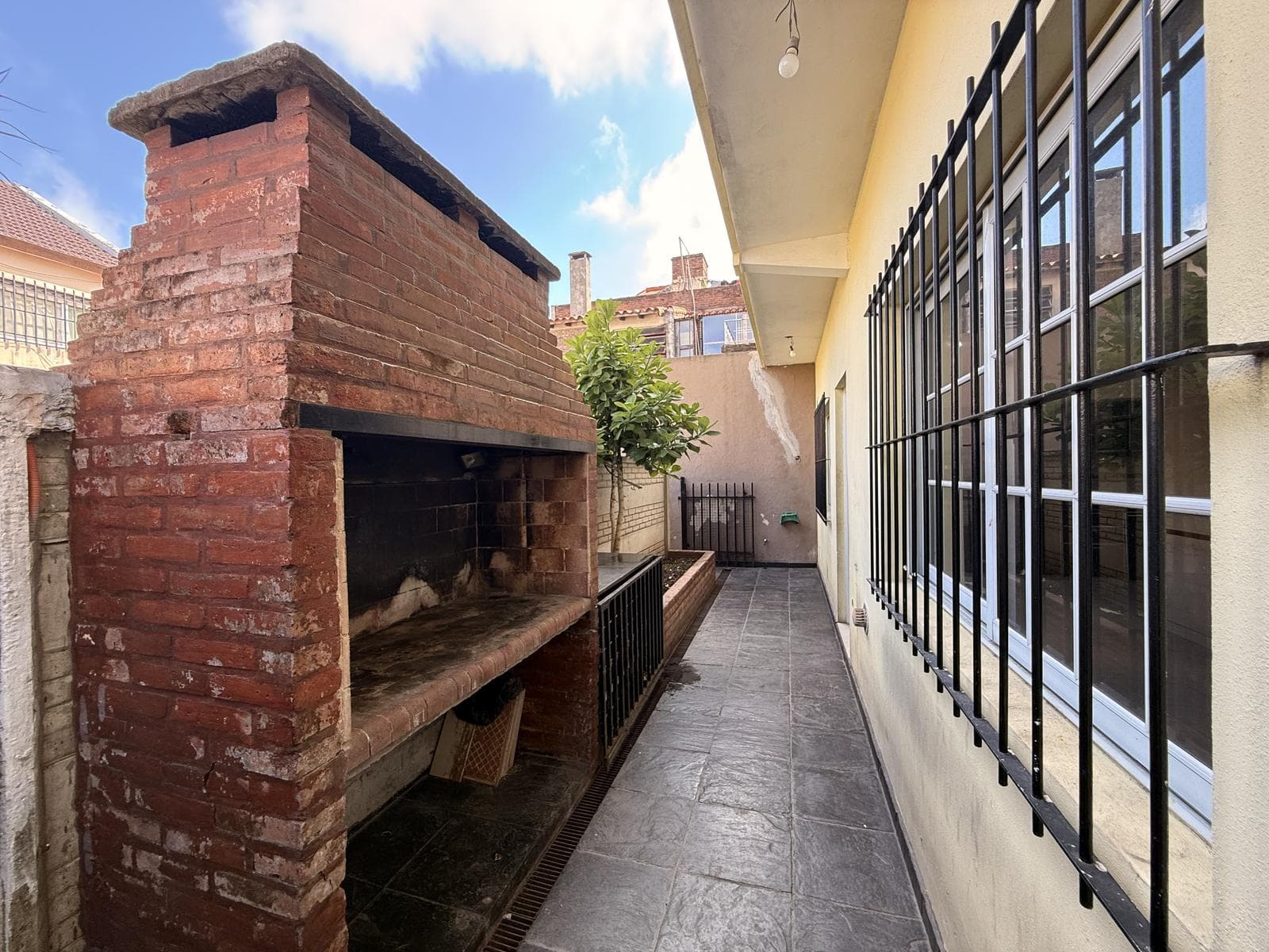 FOR SALE: 4-room townhouse with a PATIO and GRILL in Caseros—NO MAINTENANCE FEES