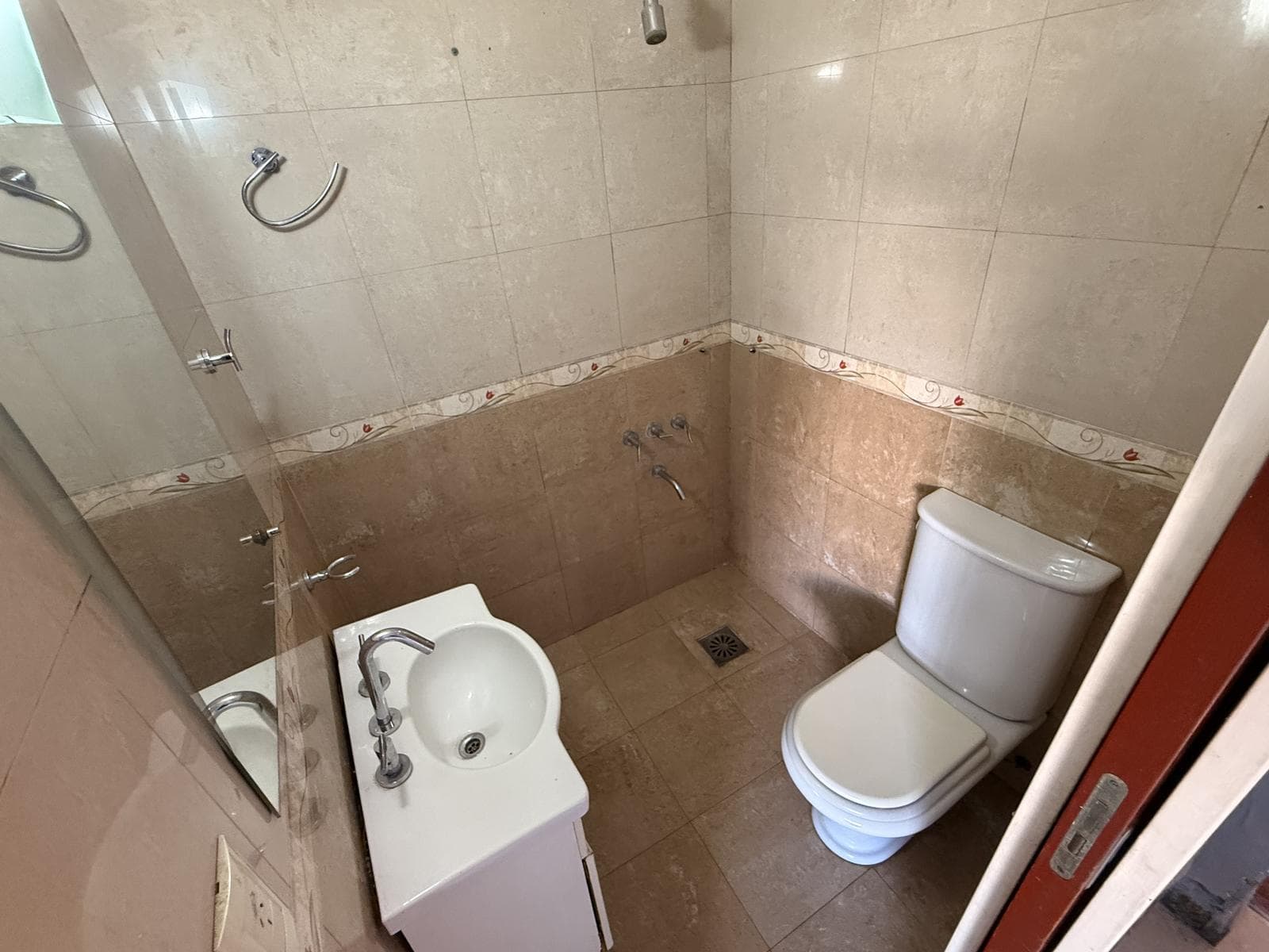 FOR SALE: 4-room townhouse with a PATIO and GRILL in Caseros—NO MAINTENANCE FEES