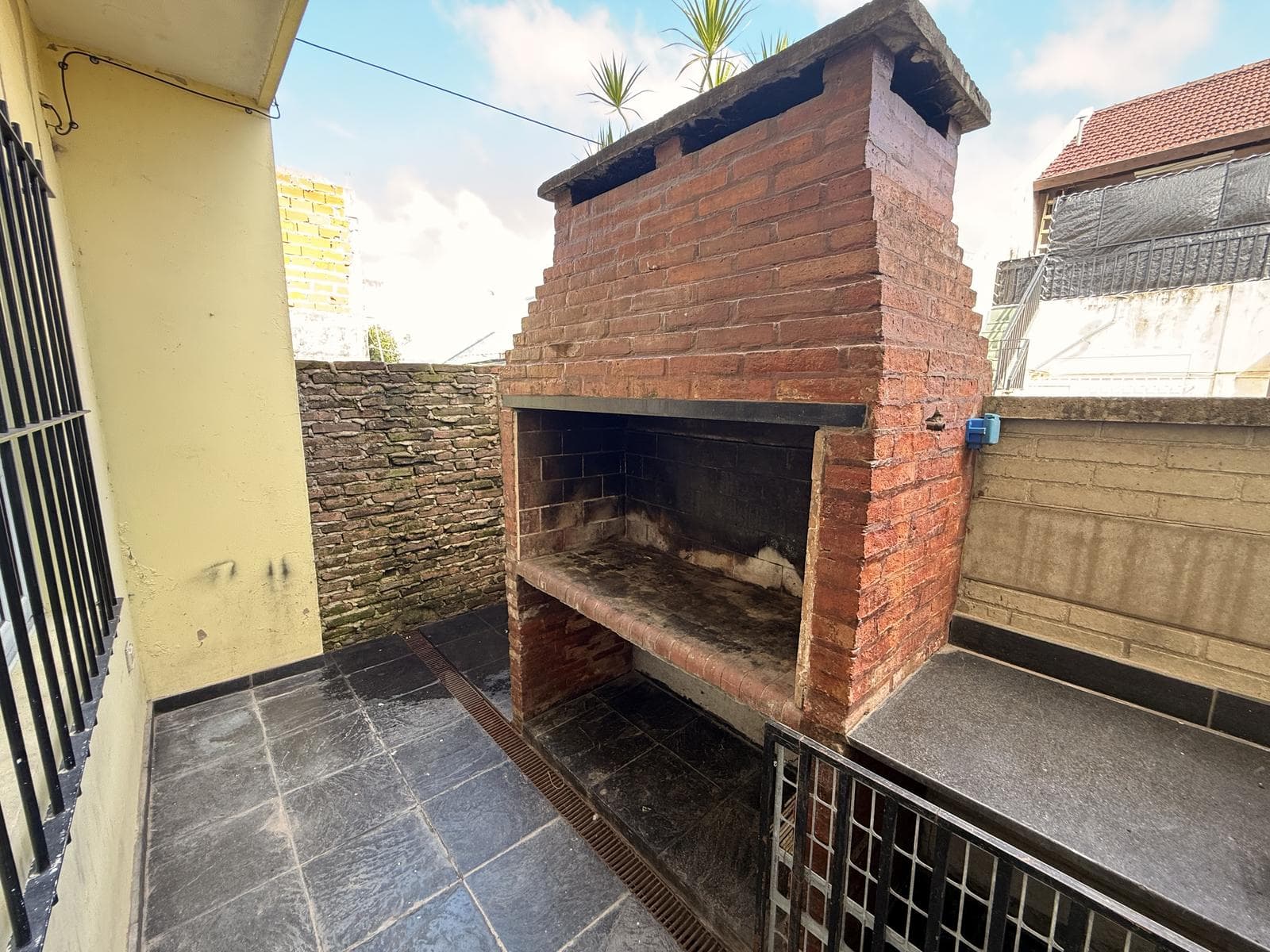 FOR SALE: 4-room townhouse with a PATIO and GRILL in Caseros—NO MAINTENANCE FEES