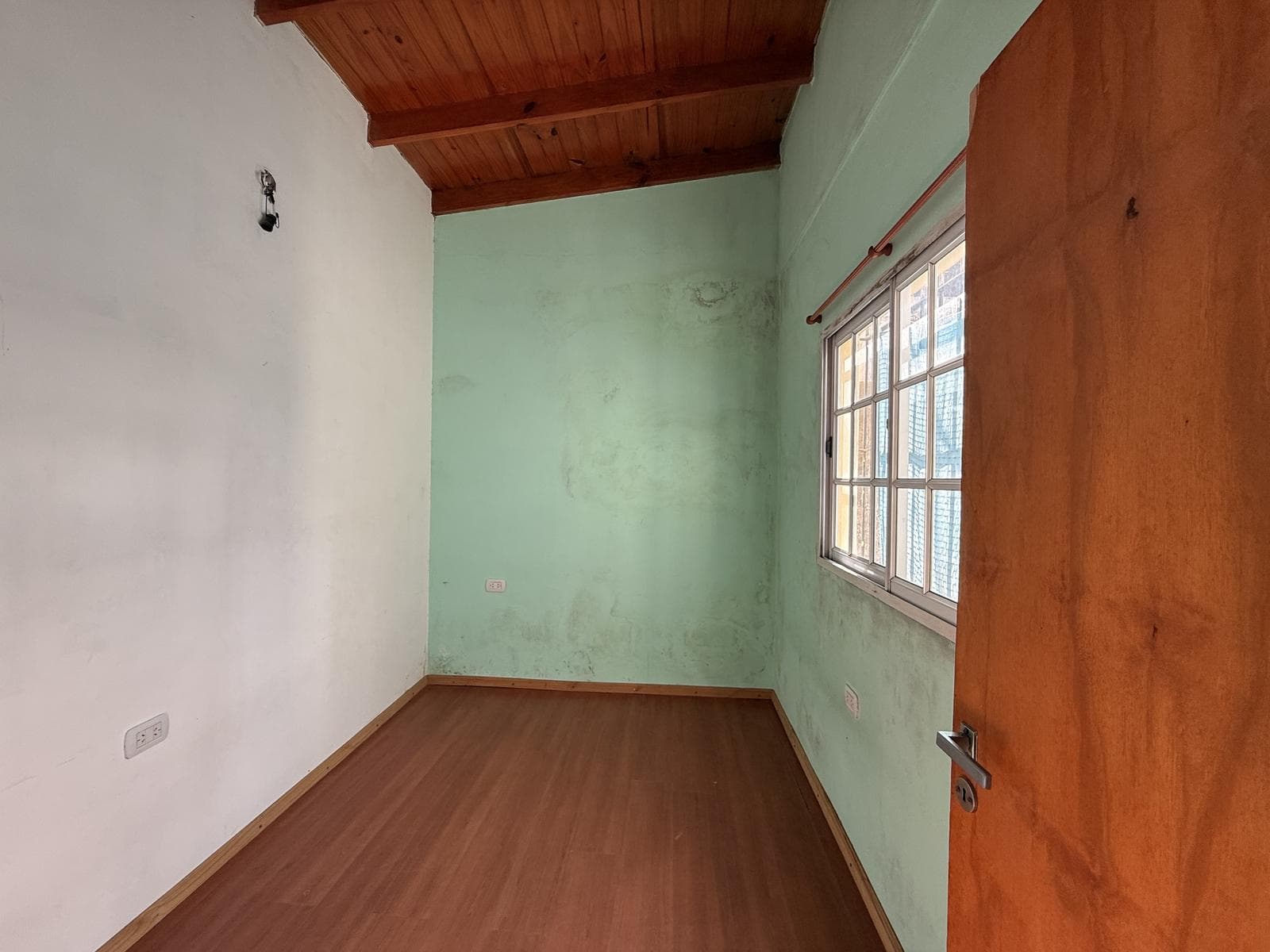FOR SALE: 4-room townhouse with a PATIO and GRILL in Caseros—NO MAINTENANCE FEES