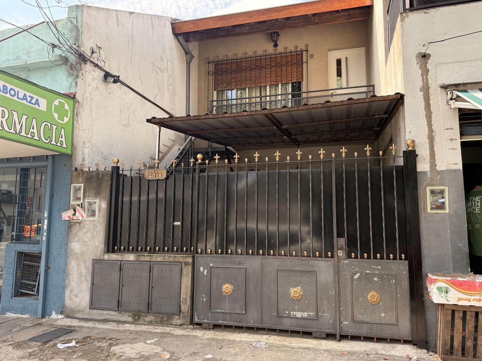 FOR SALE: 4-room townhouse with a PATIO and GRILL in Caseros—NO MAINTENANCE FEES