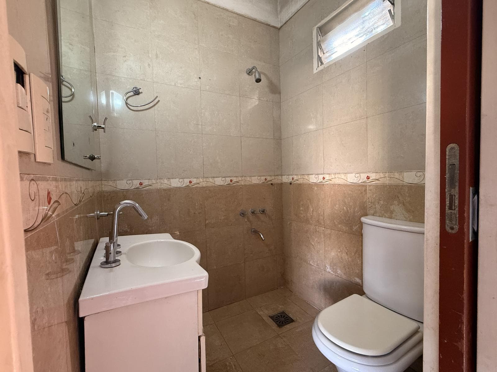 FOR SALE: 4-room townhouse with a PATIO and GRILL in Caseros—NO MAINTENANCE FEES