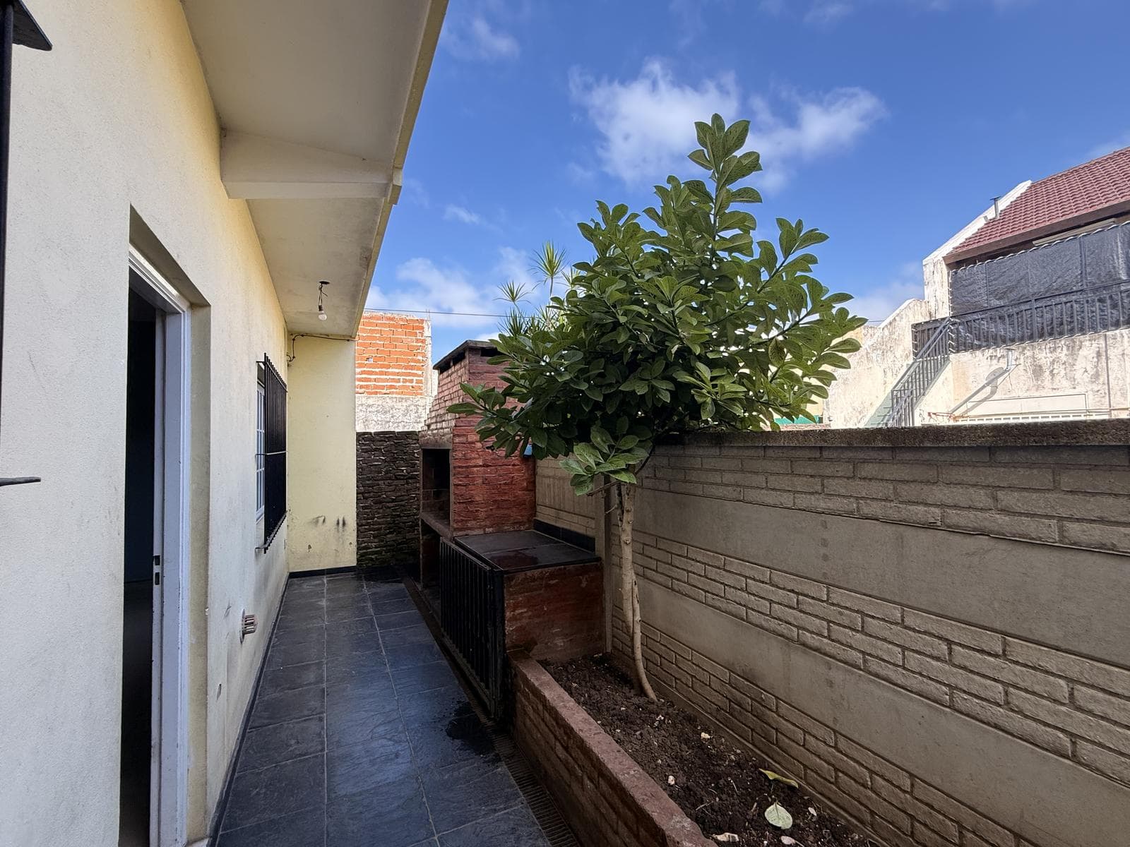 FOR SALE: 4-room townhouse with a PATIO and GRILL in Caseros—NO MAINTENANCE FEES