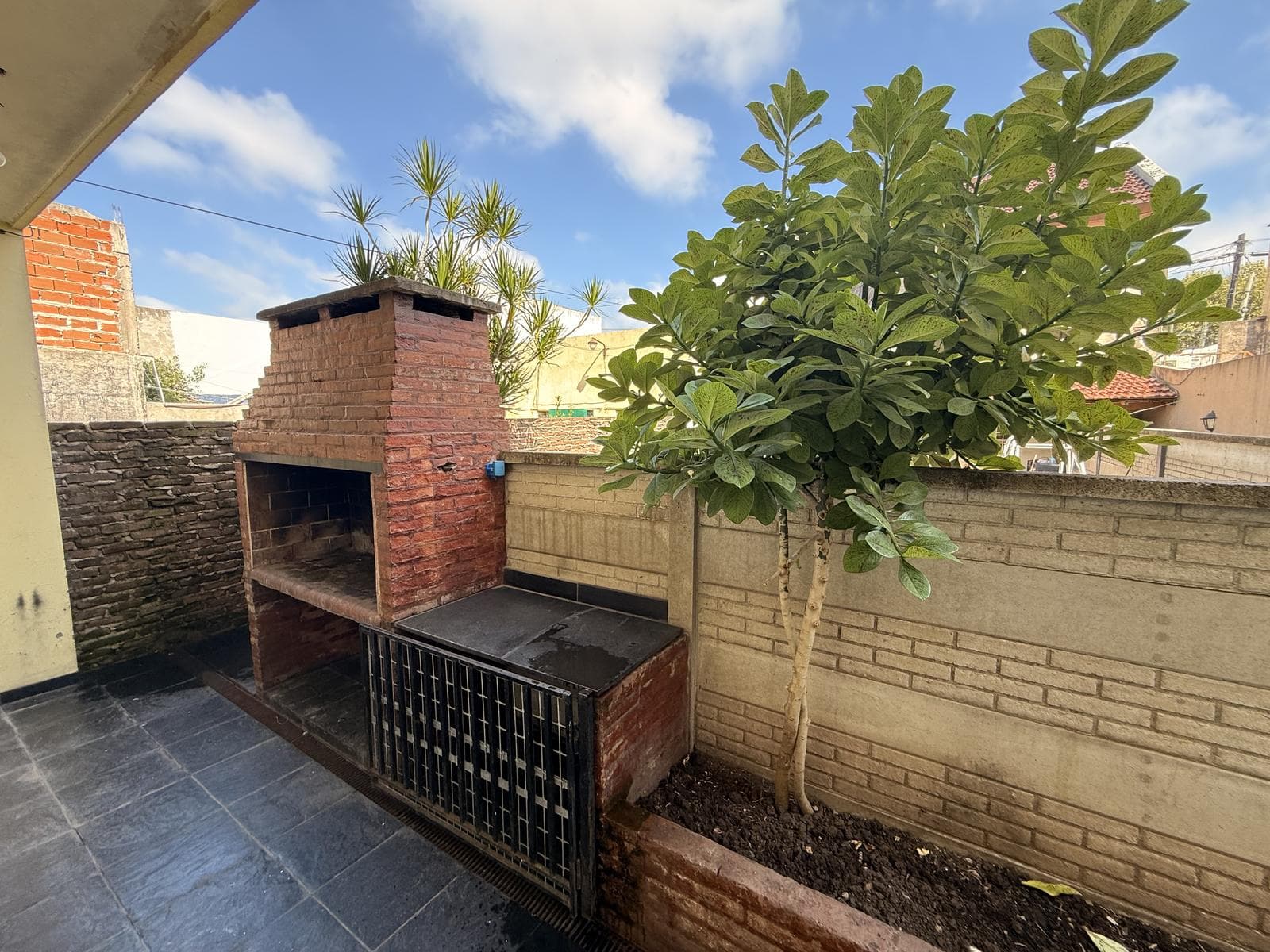 FOR SALE: 4-room townhouse with a PATIO and GRILL in Caseros—NO MAINTENANCE FEES