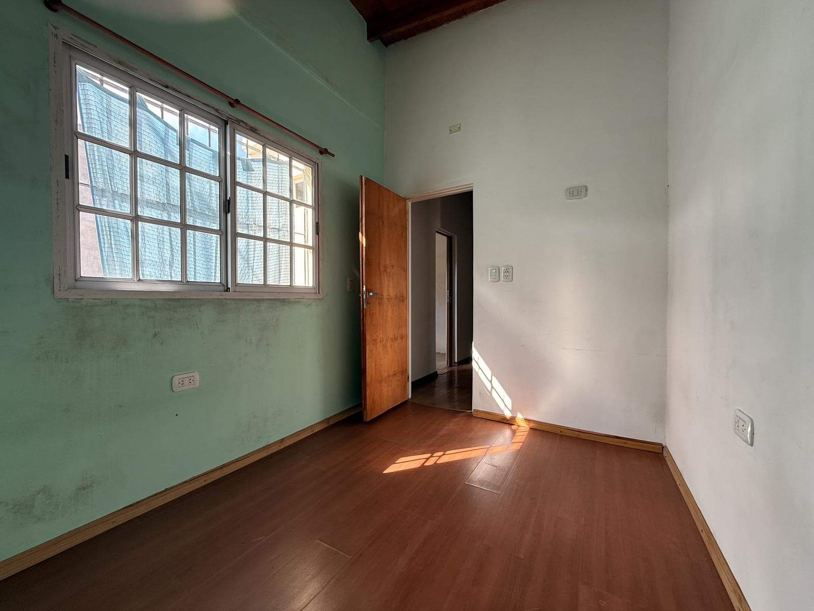 FOR SALE: 4-room townhouse with a PATIO and GRILL in Caseros—NO MAINTENANCE FEES