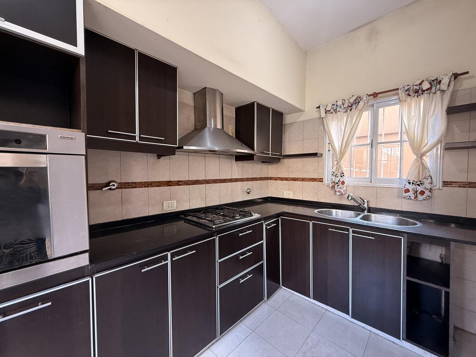 FOR SALE: 4-room townhouse with a PATIO and GRILL in Caseros—NO MAINTENANCE FEES