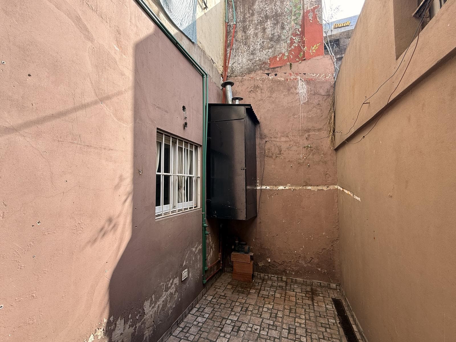 FOR SALE: 4-room townhouse with a PATIO and GRILL in Caseros—NO MAINTENANCE FEES