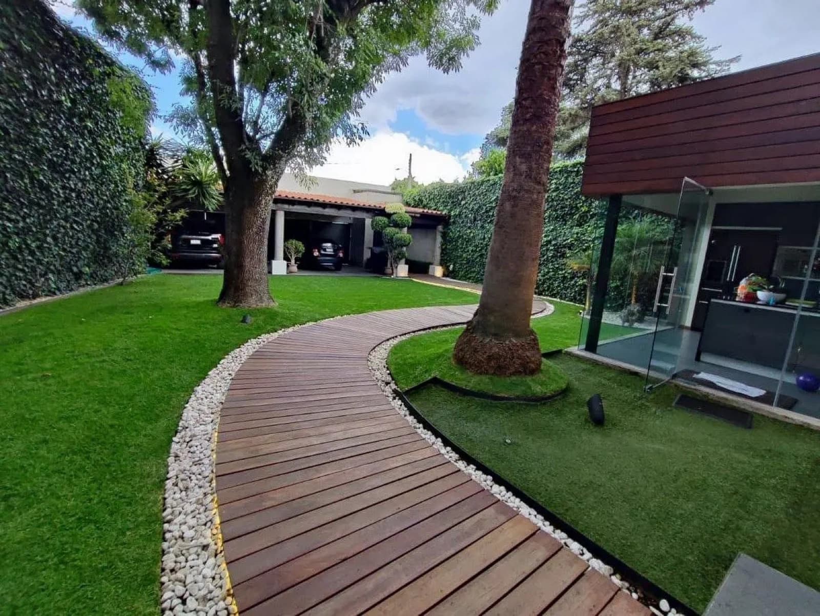 House for sale in Jardines Del Pedregal: 4 bedrooms, each with a bathroom; garden; terrace; 4 parking spaces; security