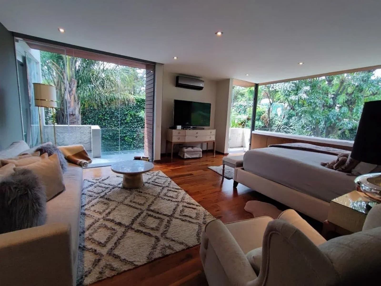 House for sale in Jardines Del Pedregal: 4 bedrooms, each with a bathroom; garden; terrace; 4 parking spaces; security
