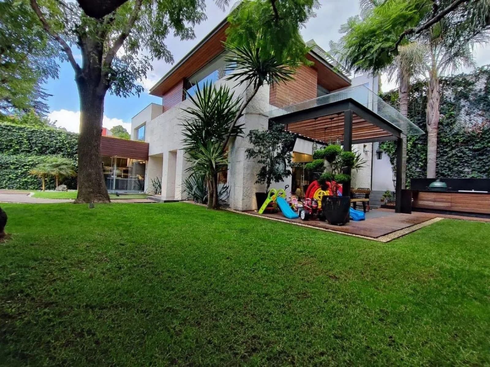 House for sale in Jardines Del Pedregal: 4 bedrooms, each with a bathroom; garden; terrace; 4 parking spaces; security