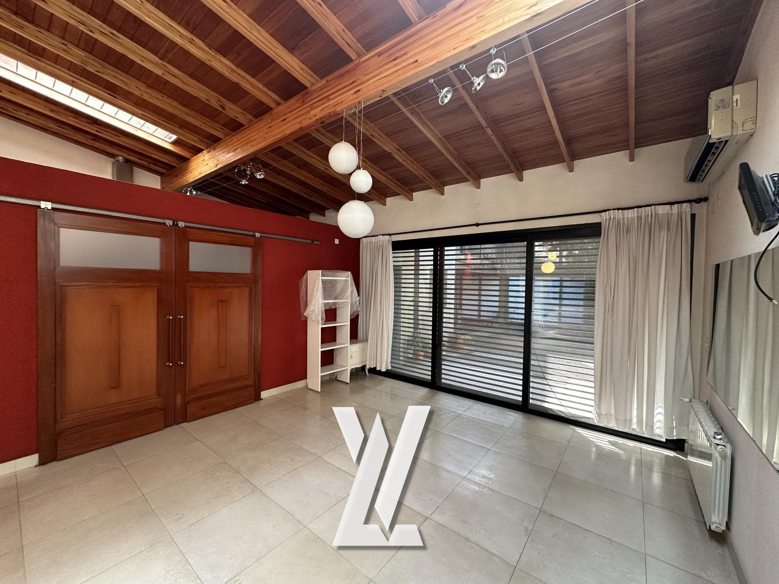 House with barbecue area for sale, featuring a spa and pool in Quilmes