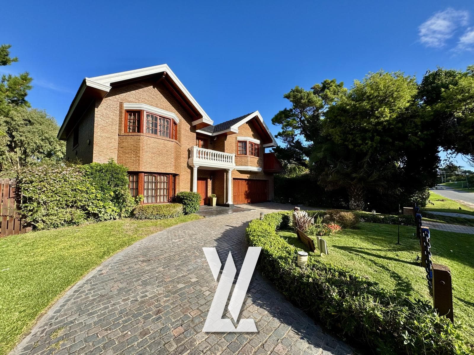 7-room house for sale in Pinamar - Iglesia neighborhood - Qualifies for financing