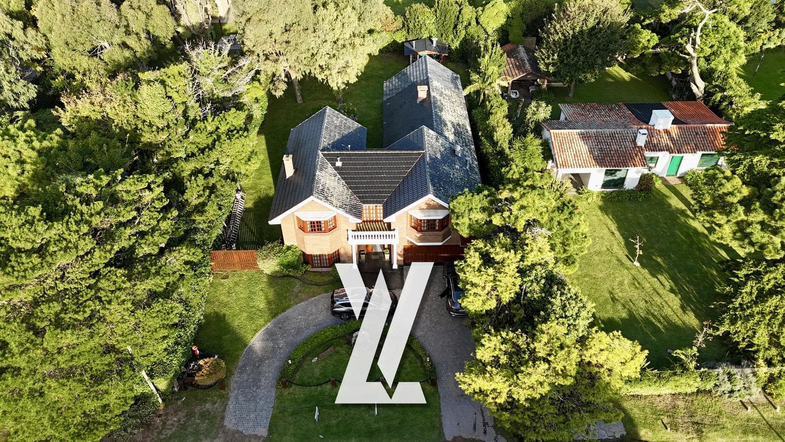 7-room house for sale in Pinamar - Iglesia neighborhood - Qualifies for financing