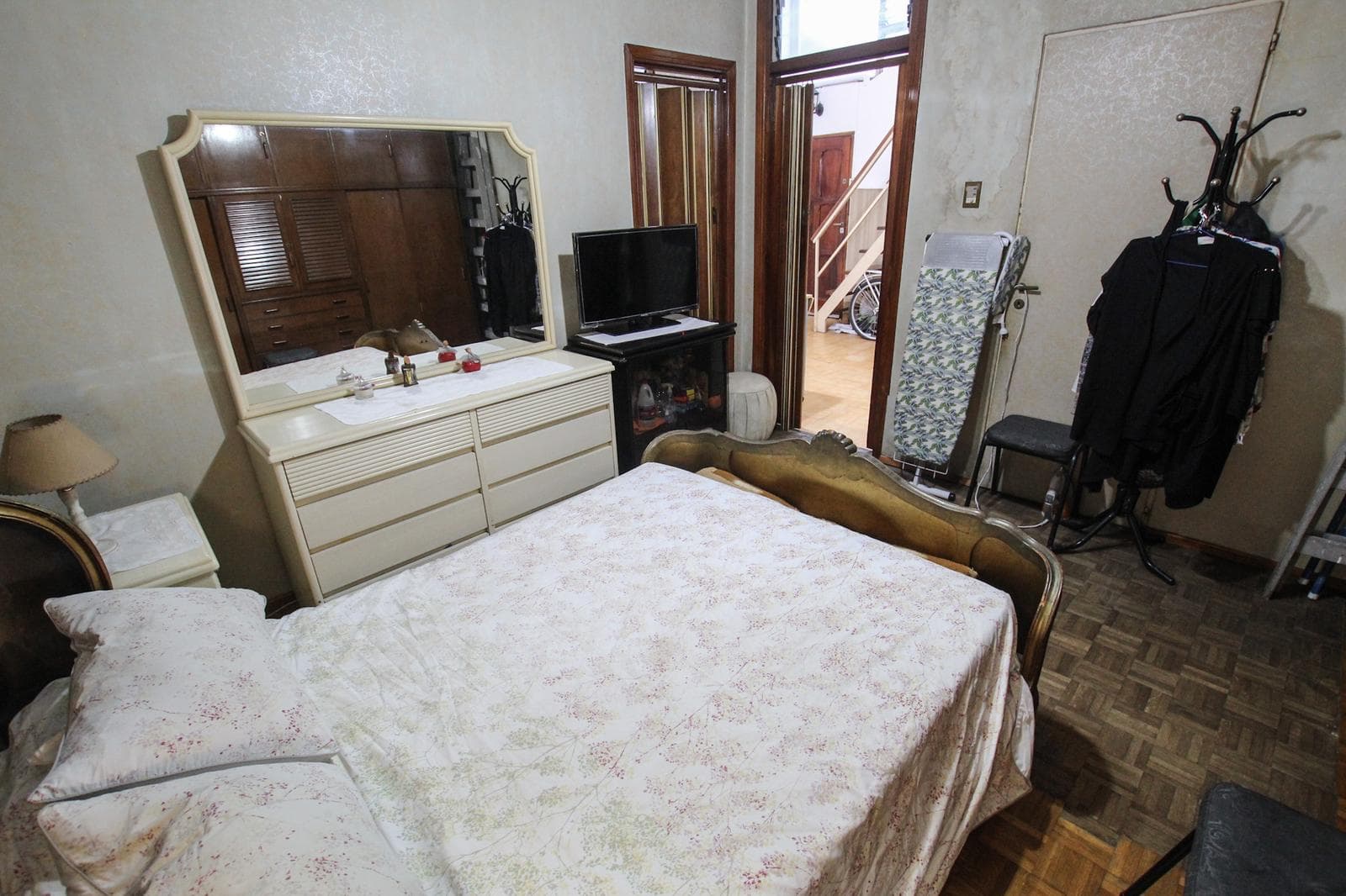 3-room penthouse for sale in Parque Chacabuco—laundry room and rooftop terrace—NO MAINTENANCE FEES—GOOD CONDITION—PRIVACY