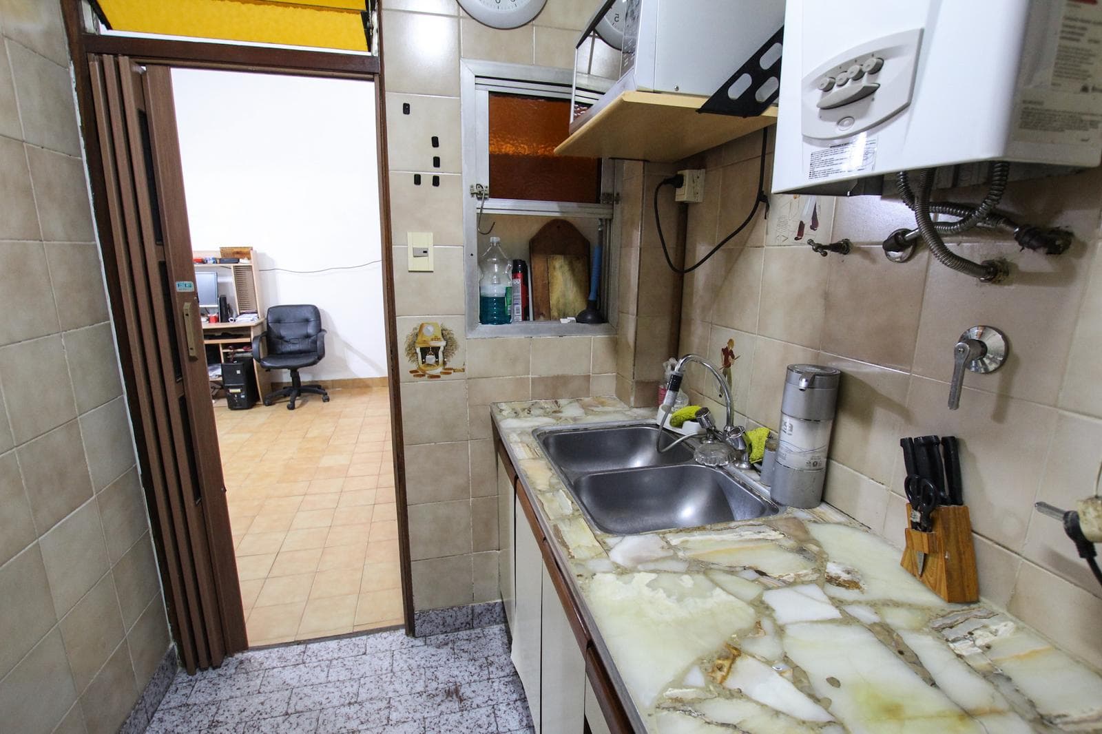 3-room penthouse for sale in Parque Chacabuco—laundry room and rooftop terrace—NO MAINTENANCE FEES—GOOD CONDITION—PRIVACY