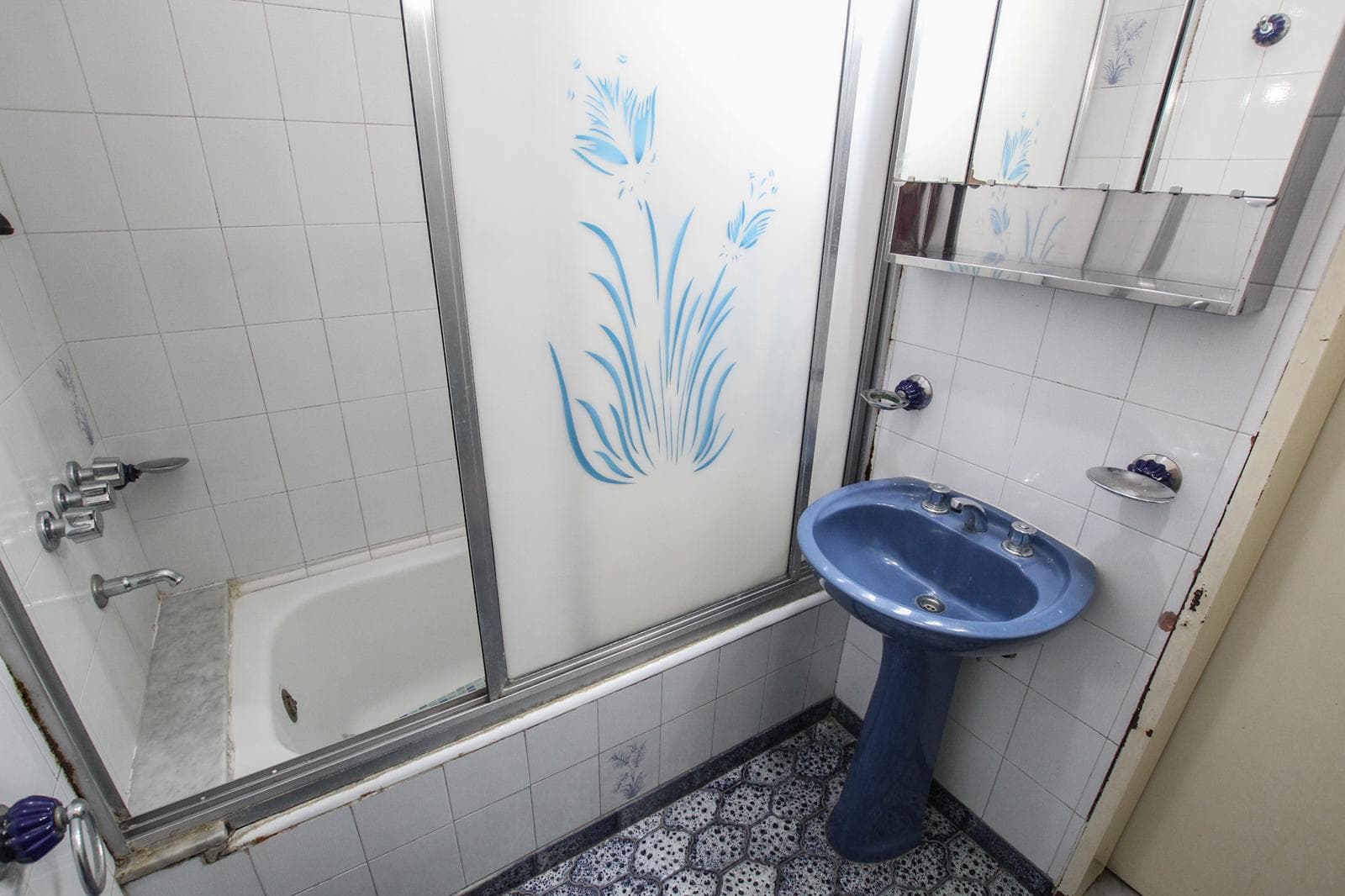 3-room penthouse for sale in Parque Chacabuco—laundry room and rooftop terrace—NO MAINTENANCE FEES—GOOD CONDITION—PRIVACY