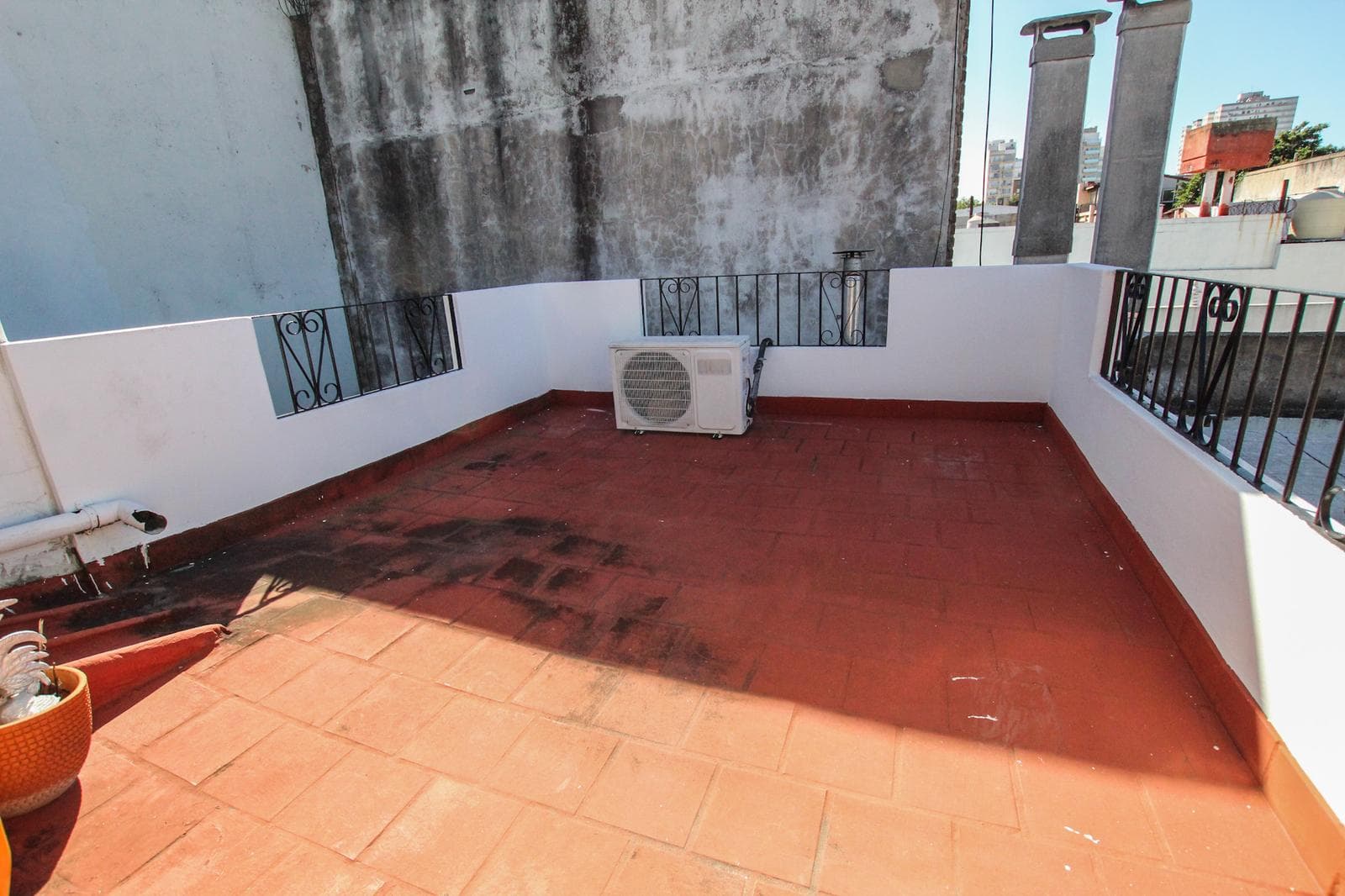3-room penthouse for sale in Parque Chacabuco—laundry room and rooftop terrace—NO MAINTENANCE FEES—GOOD CONDITION—PRIVACY
