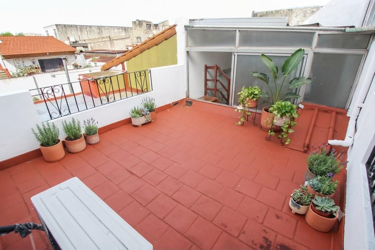 3-room penthouse for sale in Parque Chacabuco—laundry room and rooftop terrace—NO MAINTENANCE FEES—GOOD CONDITION—PRIVACY