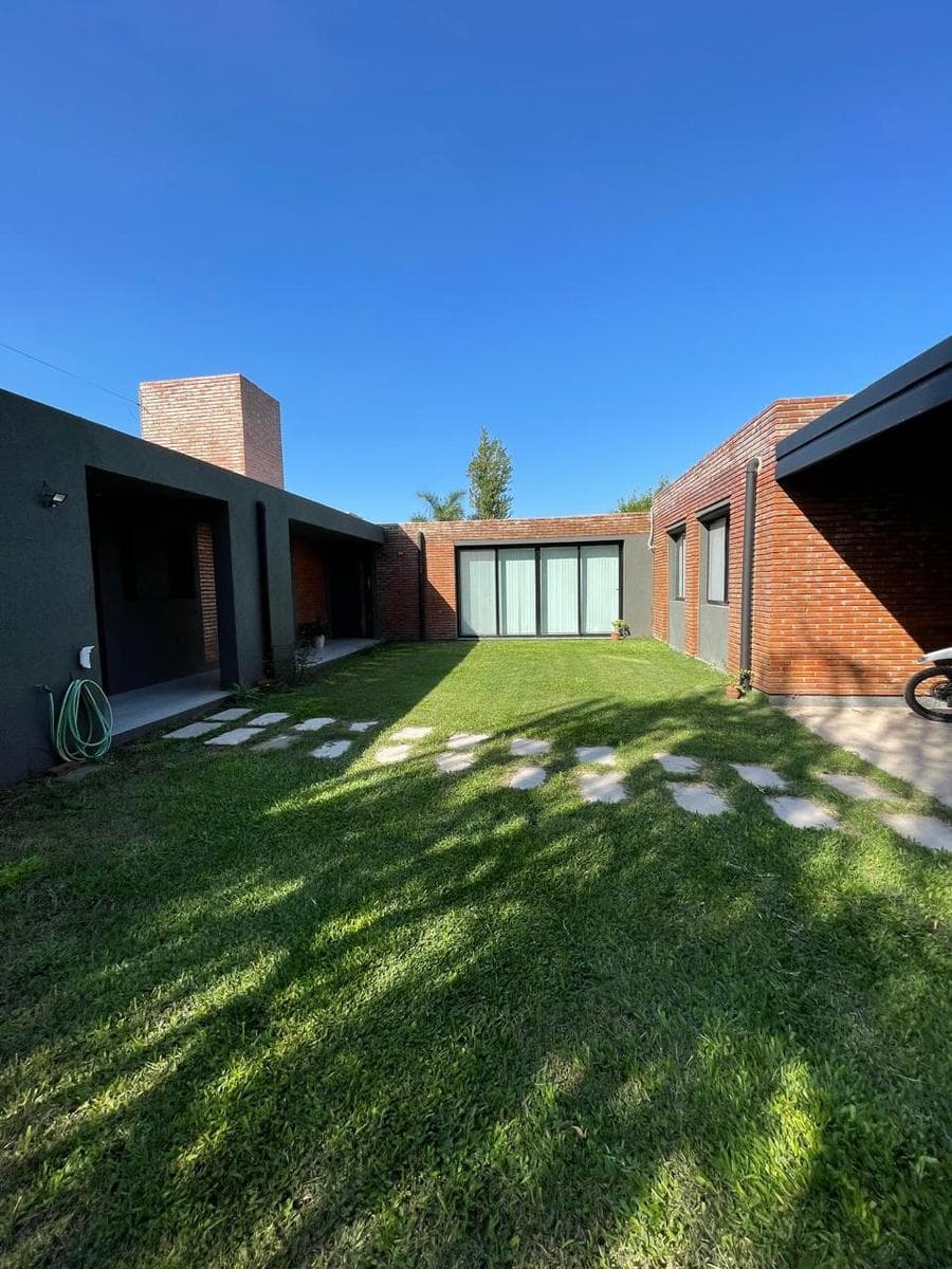 House for sale in Funes City.