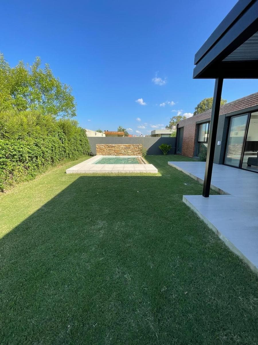 House for sale in Funes City.