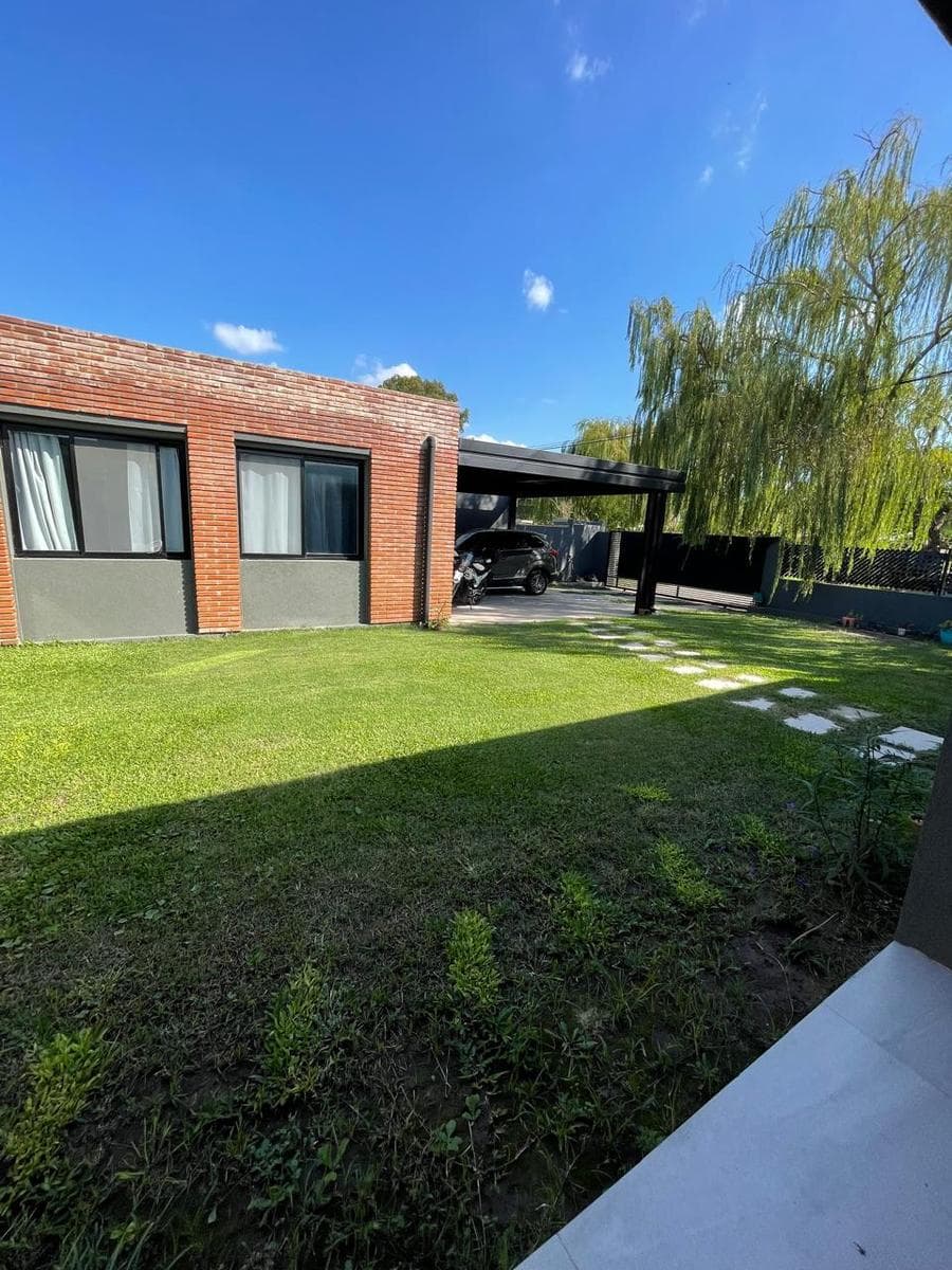 House for sale in Funes City.