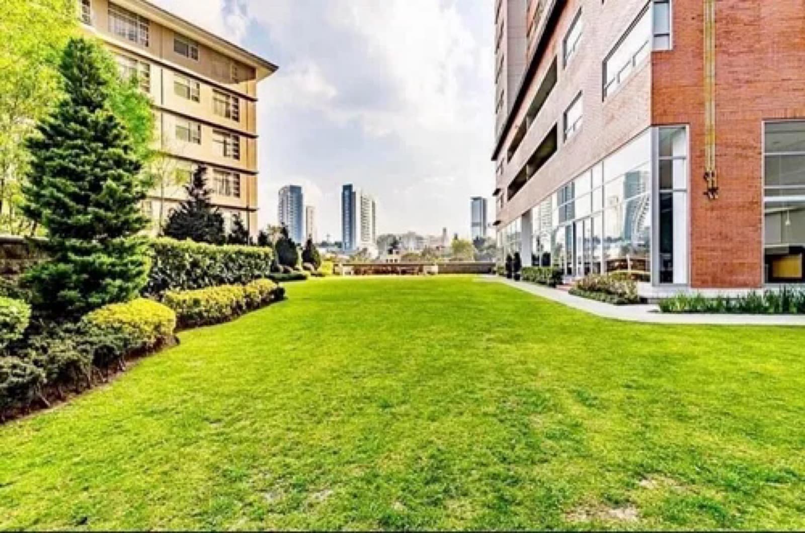 Apartment for sale in Santa Fe, Sendero: very spacious, 3 bedrooms, 2 parking spaces, amenities, security