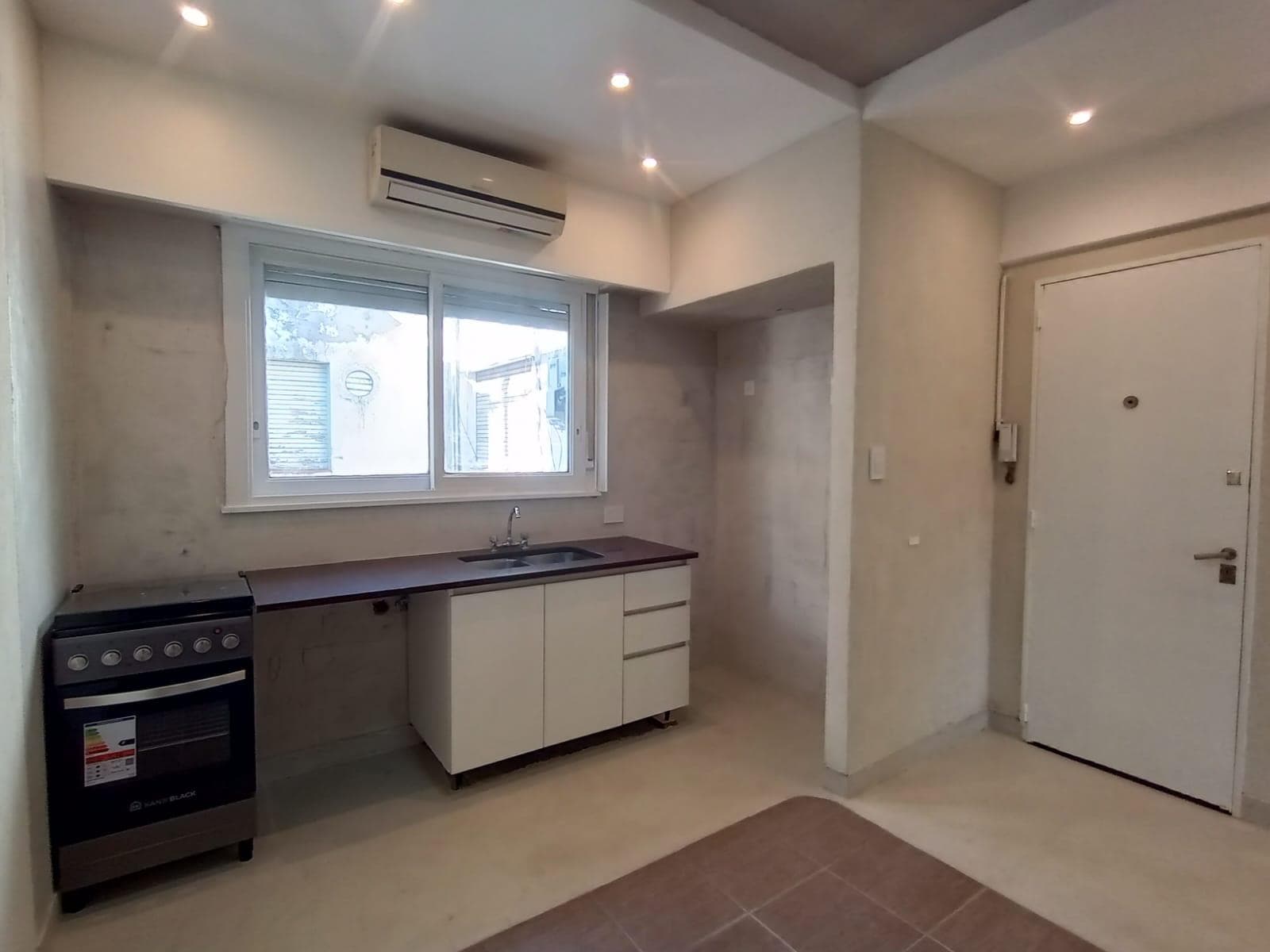 FLORES NORTE: 2-ROOM APARTMENT, 2ND FLOOR (ACCESS BY STAIRS) FOR SALE