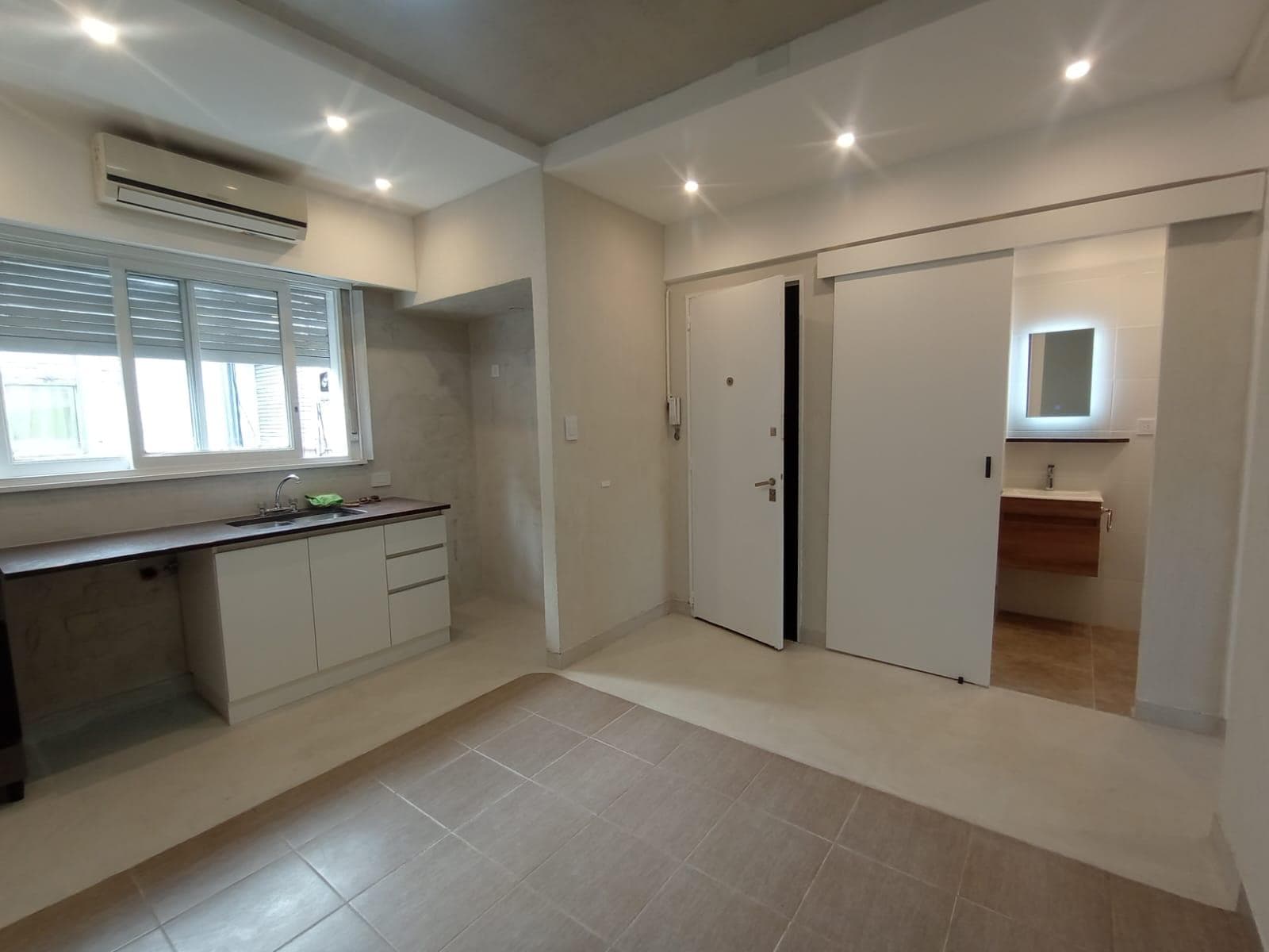 FLORES NORTE: 2-ROOM APARTMENT, 2ND FLOOR (ACCESS BY STAIRS) FOR SALE