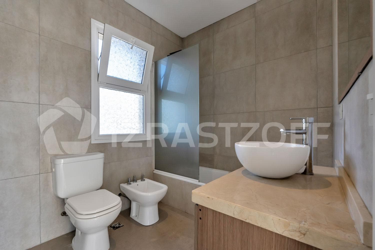 Casa en VENTA sobre lote central en Ayres Plaza