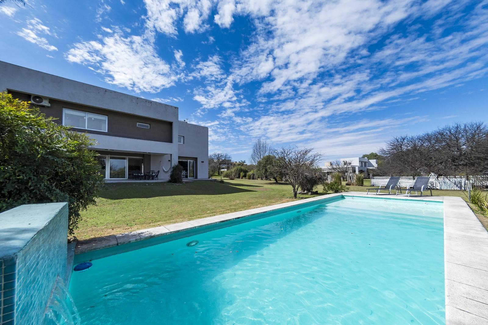 Casa en Venta - 3 Dormitorios con Piscina y Gran Parque - Country Causana