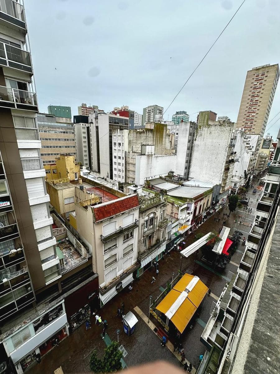 2 VERY SPACIOUS LIVING ROOMS OPENING ONTO THE STREET