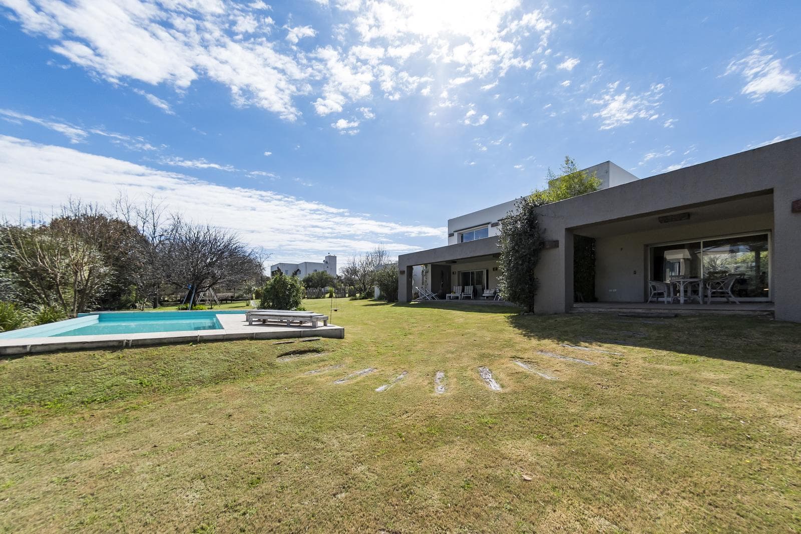 Venta Casa Premium Causana: Lote Inmenso, Playroom y Pileta
