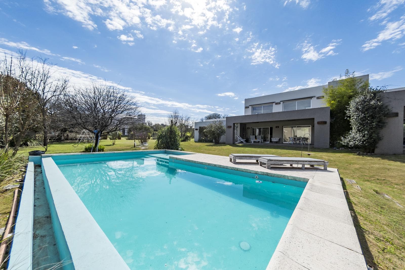 Venta Casa Premium Causana: Lote Inmenso, Playroom y Pileta