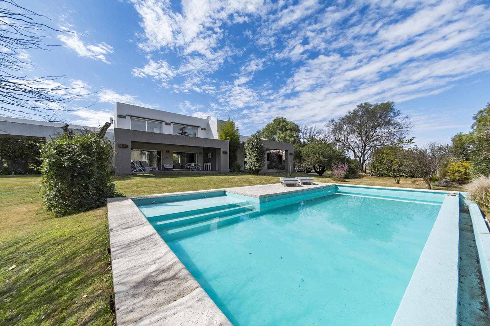 Venta Casa Premium Causana: Lote Inmenso, Playroom y Pileta