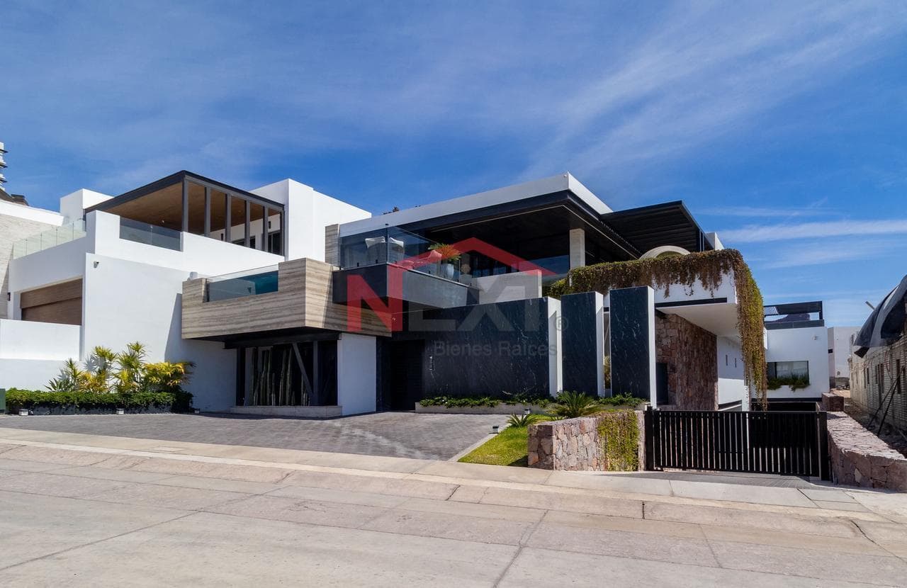 Architectural Residence in a Premium Neighborhood of San Carlos