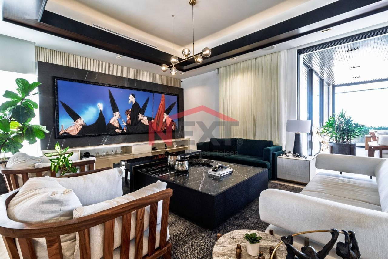 Architectural Residence in a Premium Neighborhood of San Carlos