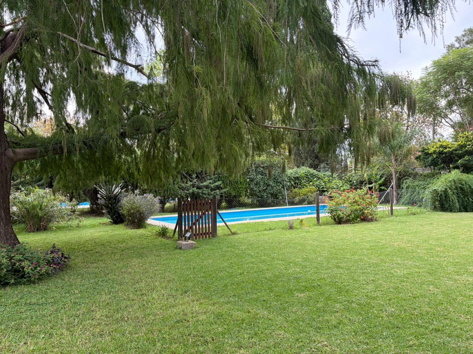 Two-bedroom house in the Don Quijote neighborhood, with a pool, barbecue area, and large yard