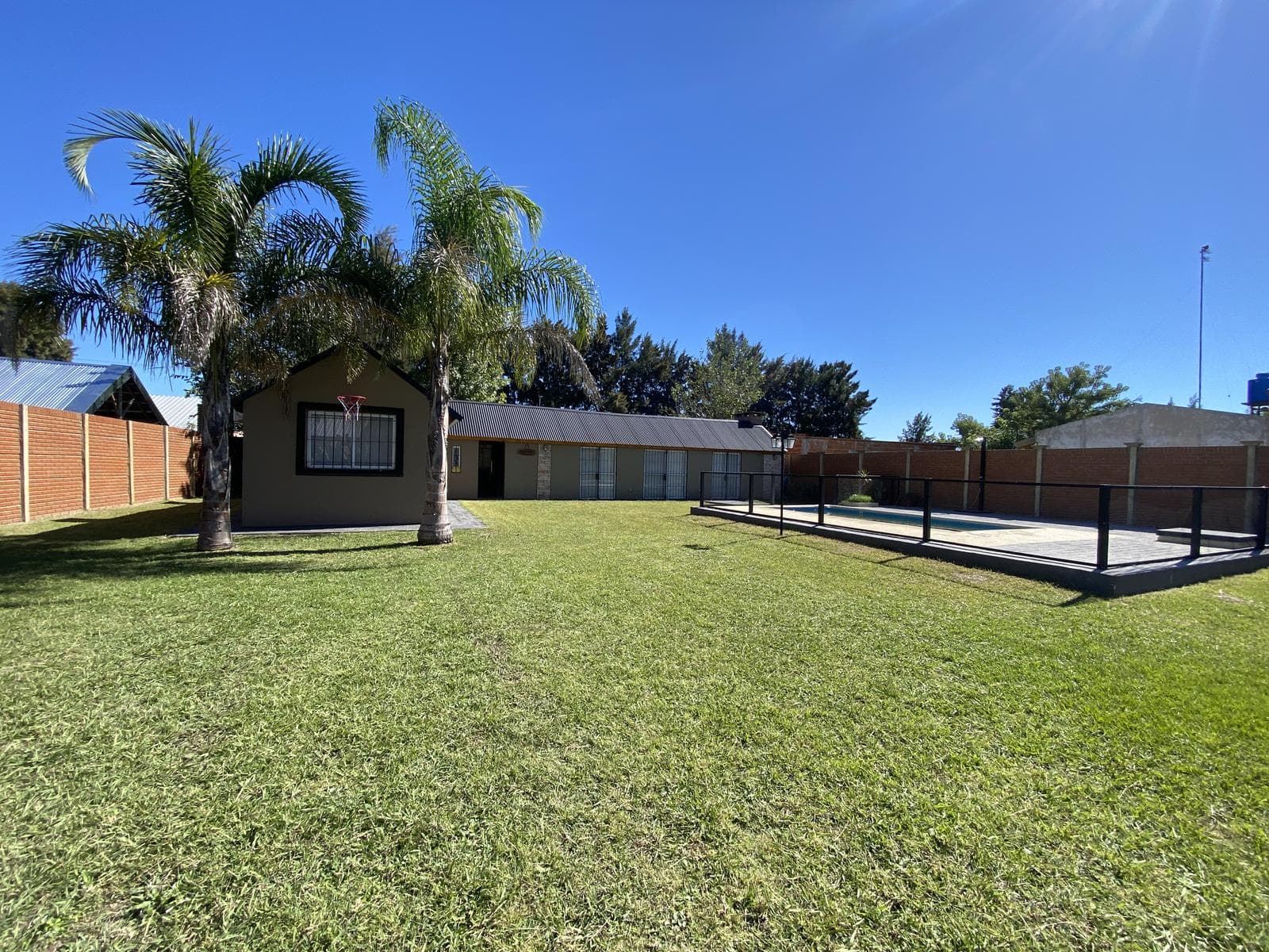 2-bedroom house for sale. 600 m² lot. Outdoor kitchen with pool. Los Mirtillos 1 neighborhood, Zarate