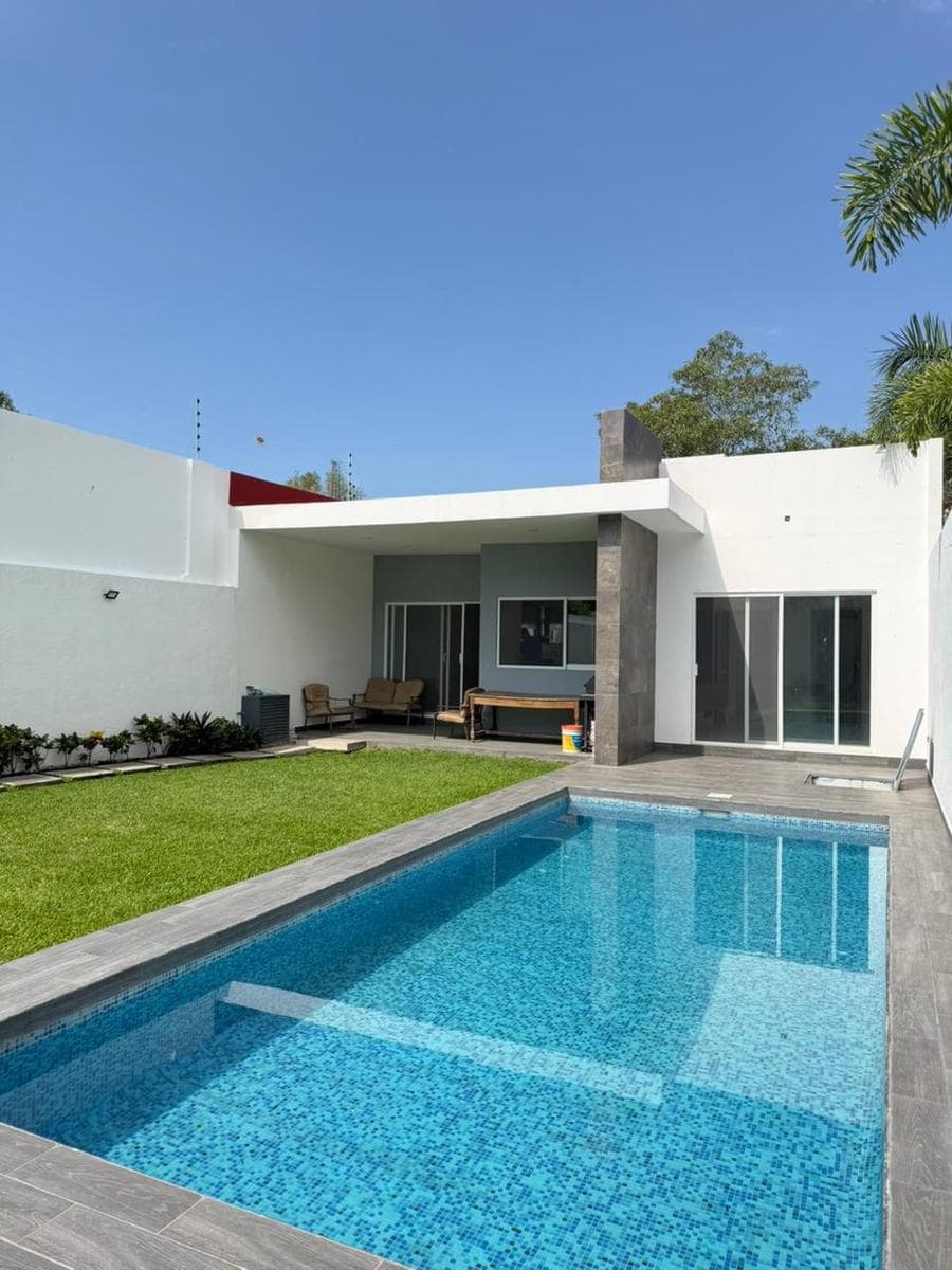 Single-story house for sale in the Brisas de Cuernavaca neighborhood in Temixco, Morelos; 24/7 security