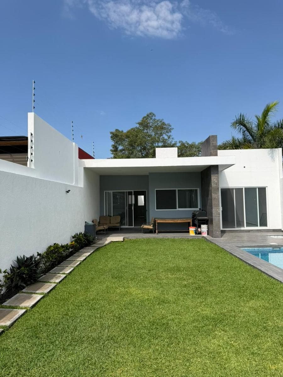 Single-story house for sale in the Brisas de Cuernavaca neighborhood in Temixco, Morelos; 24/7 security