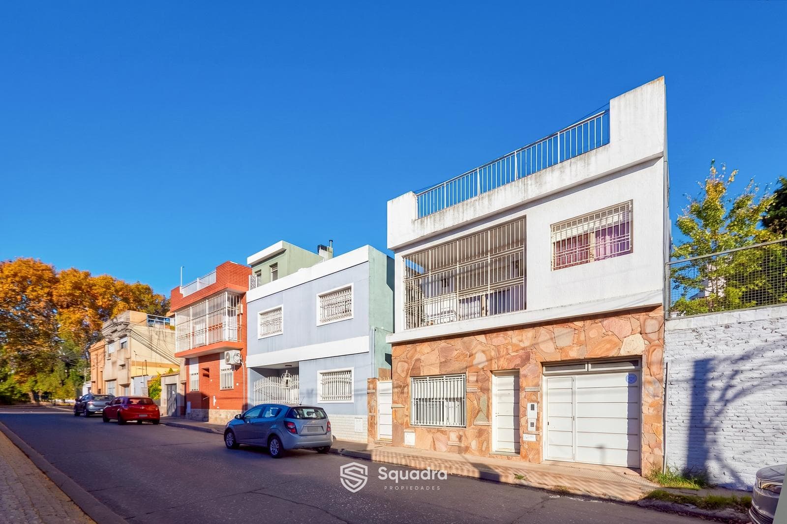 FOR SALE - Three-bedroom house with a garage, a backyard with a pool, and a barbecue area - Arroyito neighborhood, Rosario.