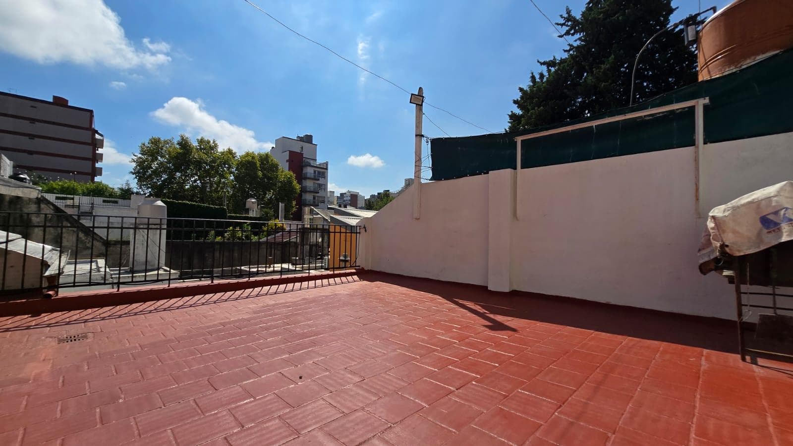 5-room house. Terrace. Flowers