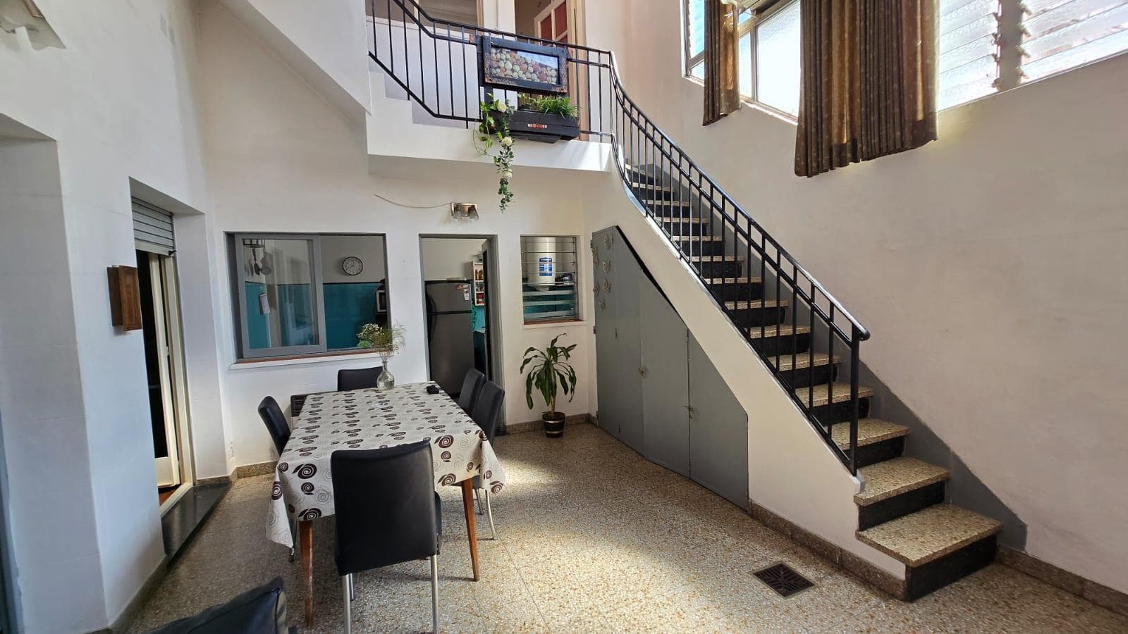 5-room house. Terrace. Flowers
