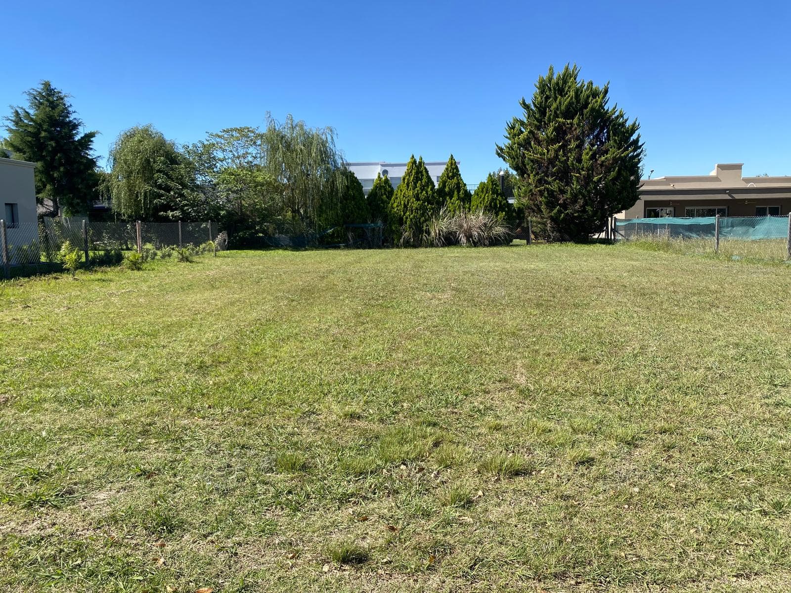 Land for sale in the Altos del Casco gated community, Zarate. Community with amenities: swimming pools, multipurpose room, gym.